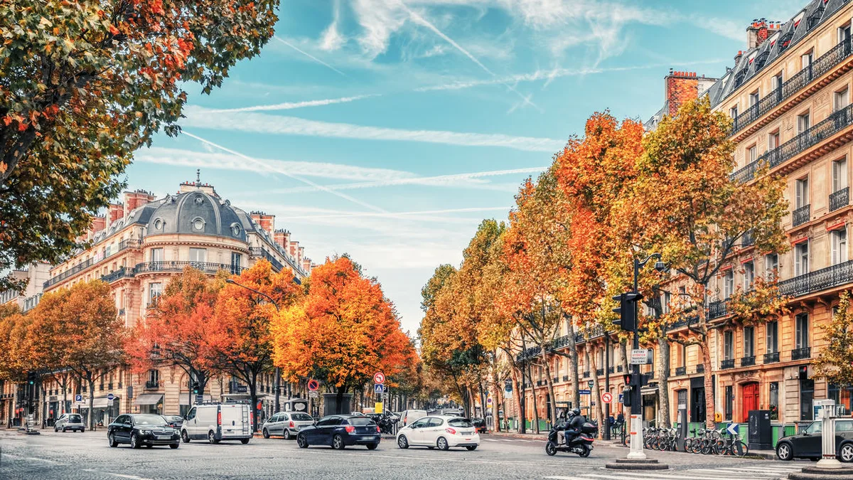 Une rue parisienne sous les couleurs de l&rsquo;automne