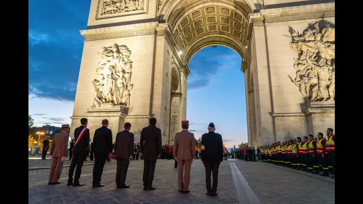 La cérémonie sous l&rsquo;Arc de Triomphe, à Paris