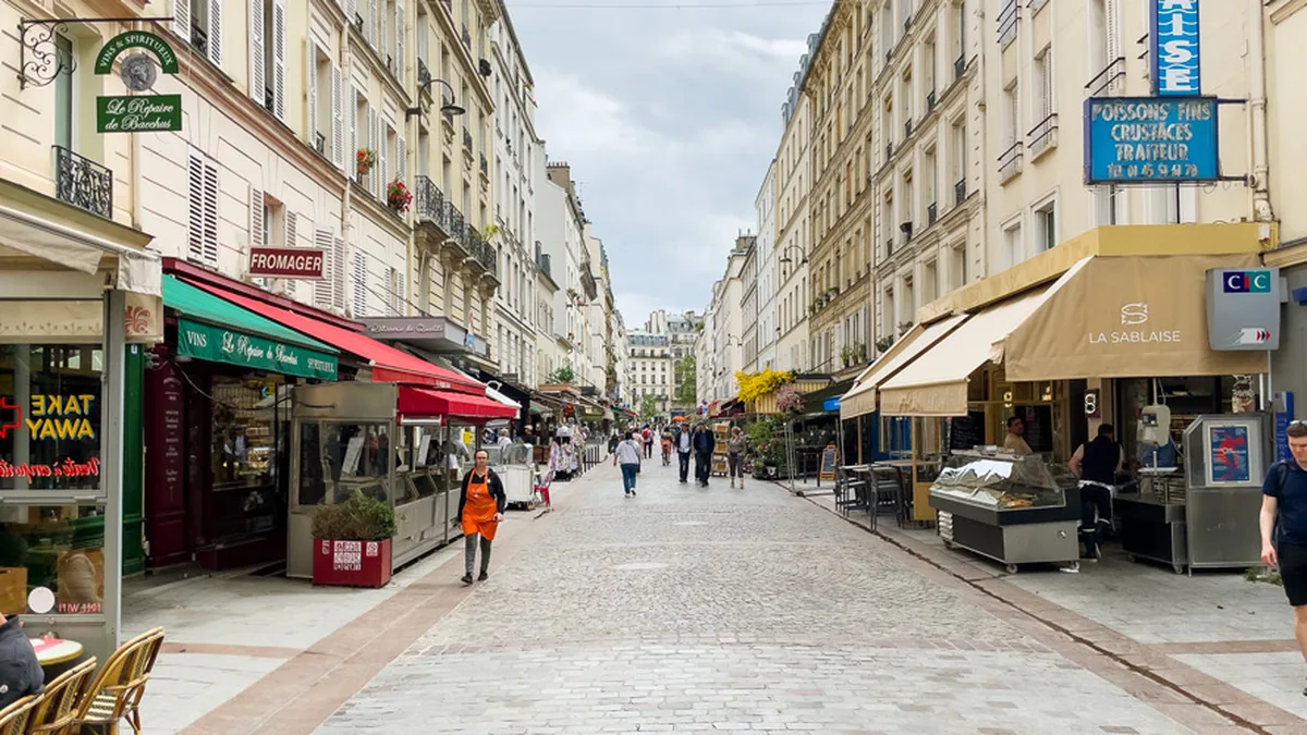 Une rue commerçante avec des boutiques de proximité