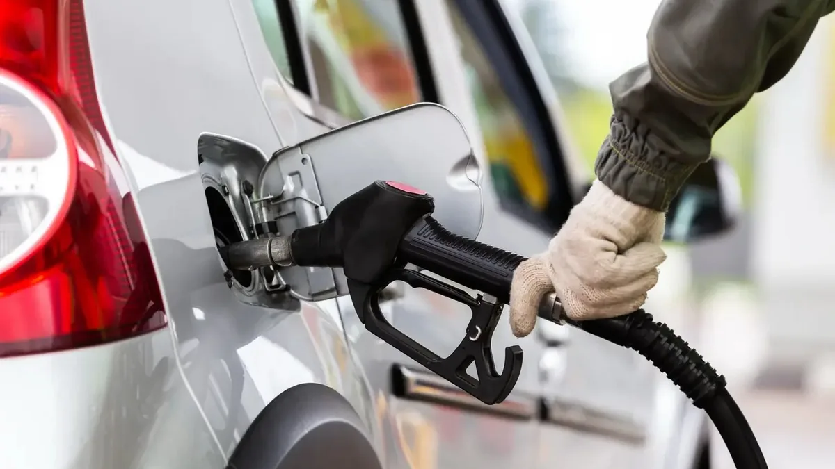 Un automobiliste fait le plein à une pompe essence et diesel