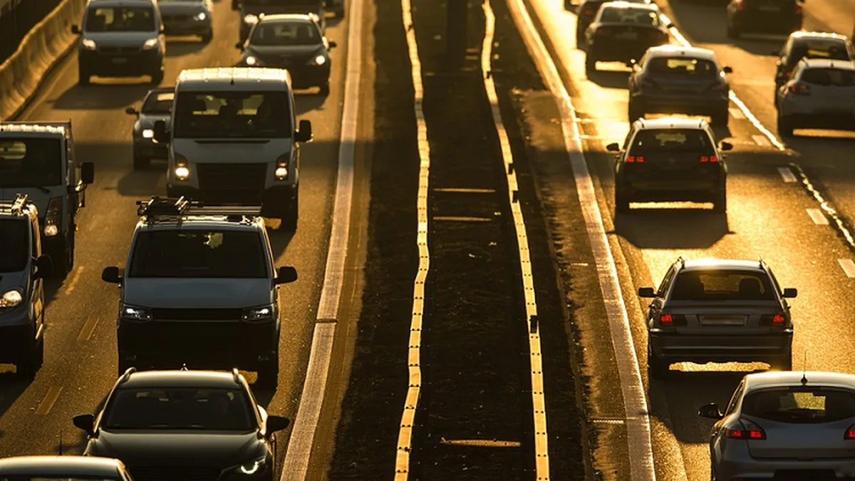 Des voitures dans les embouteillages du matin, sur une route à plusieurs voies