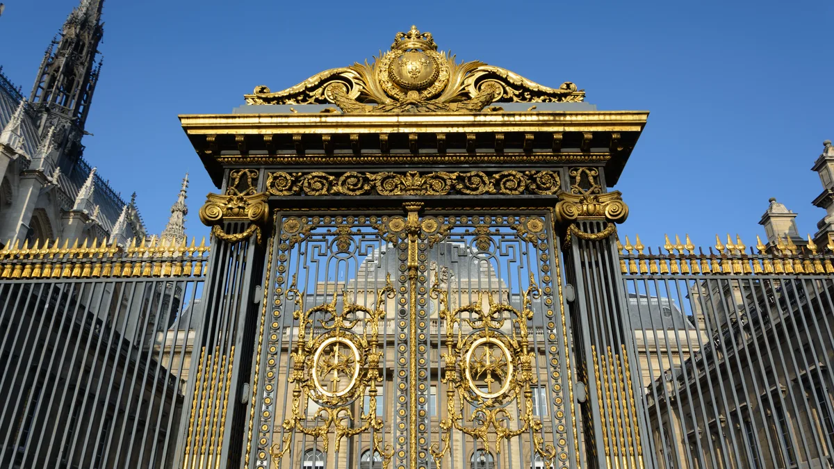 La grille du palais de justice de Paris, où siègent les bureaux d&rsquo;aide juridictionnelle