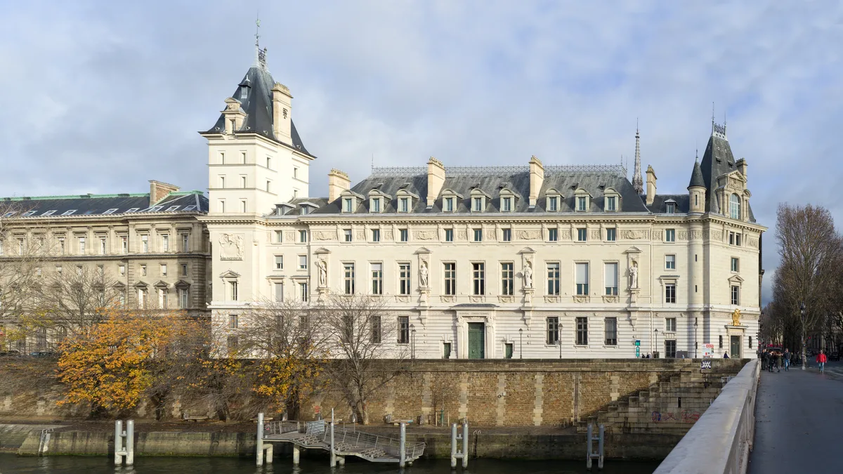 La Seine et le palais de justice de Paris, vu depuis la rive gauche