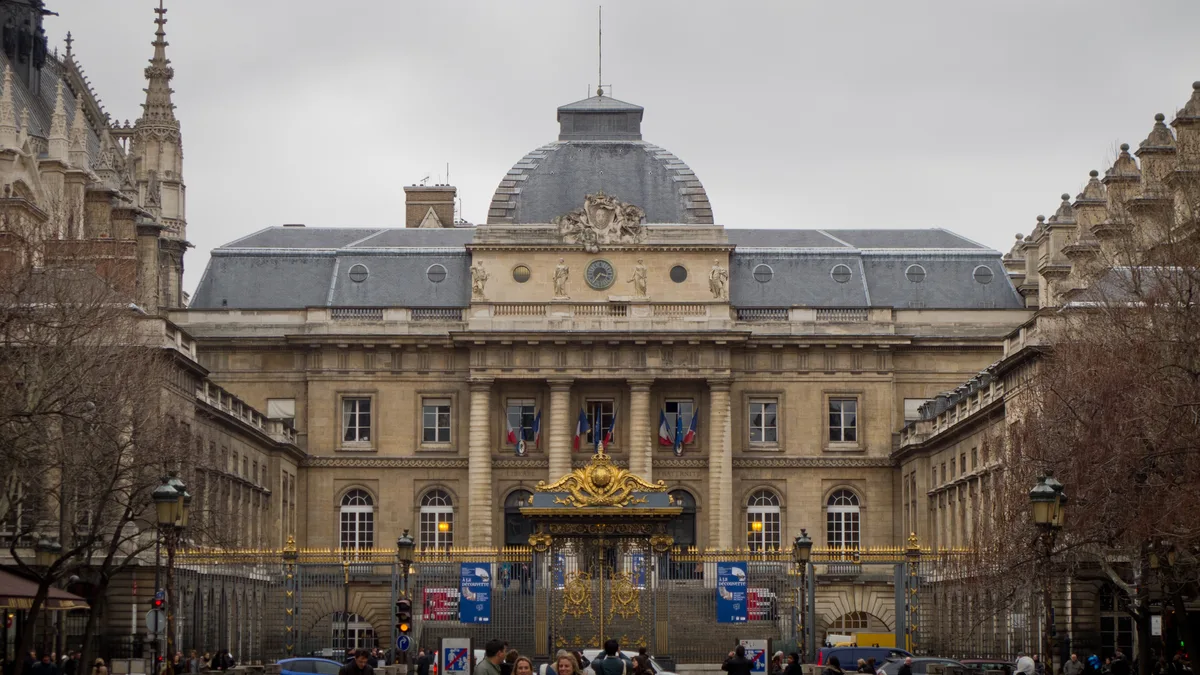 Aide juridictionnelle : avec 12 957 € de revenus par an, l'État peut payer votre avocat