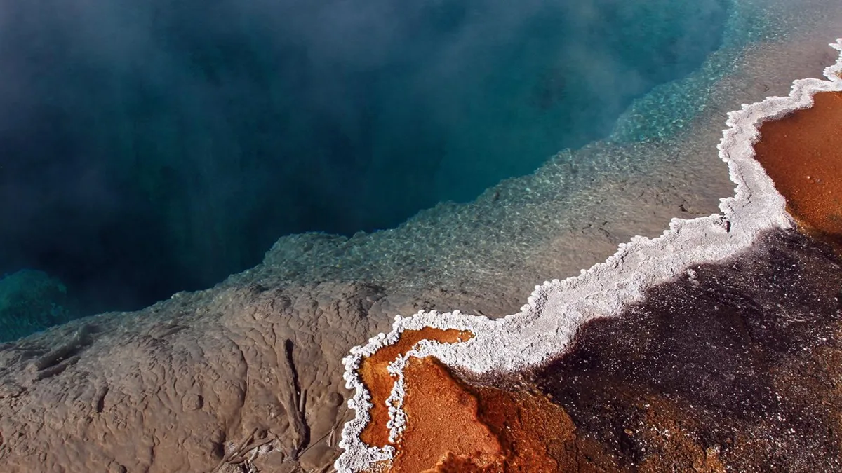 Eau turquoise et vapeur au-dessus d&rsquo;une source géothermique