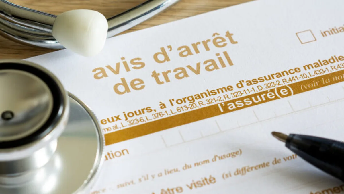 Un avis d&rsquo;arrêt de travail avec un stéthoscope : dès le 15 octobre 2026, l&rsquo;indemnisation des arrêts longs pour ALD non exonérante passe de 3 ans à 1 an