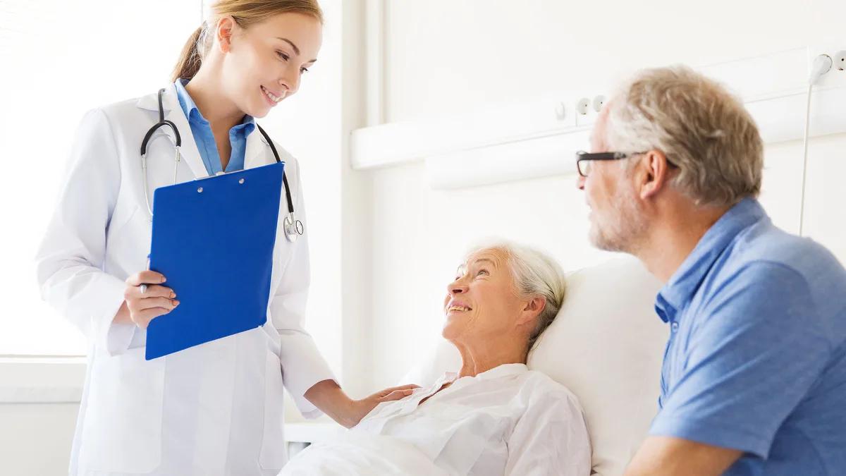 Une médecin en blouse blanche échange avec une patiente âgée à l&rsquo;hôpital