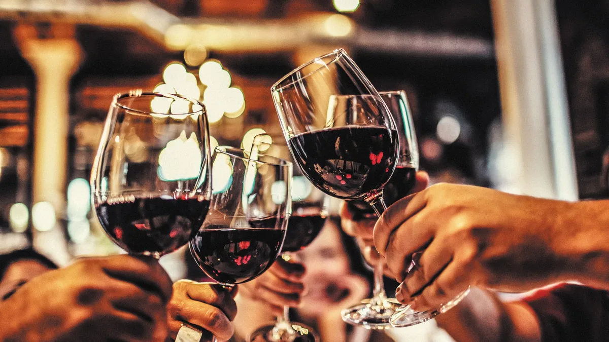 Des verres de vin rouge levés en toast