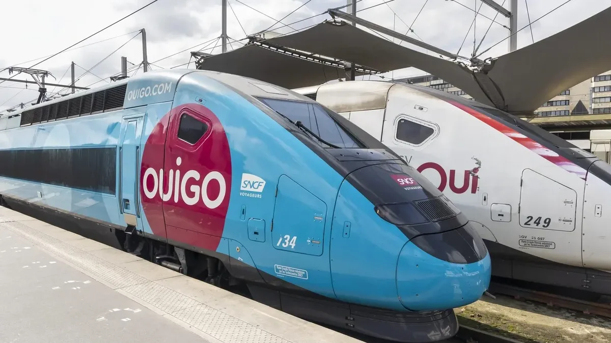 Un TGV OUIGO à quai en gare, prêt au départ