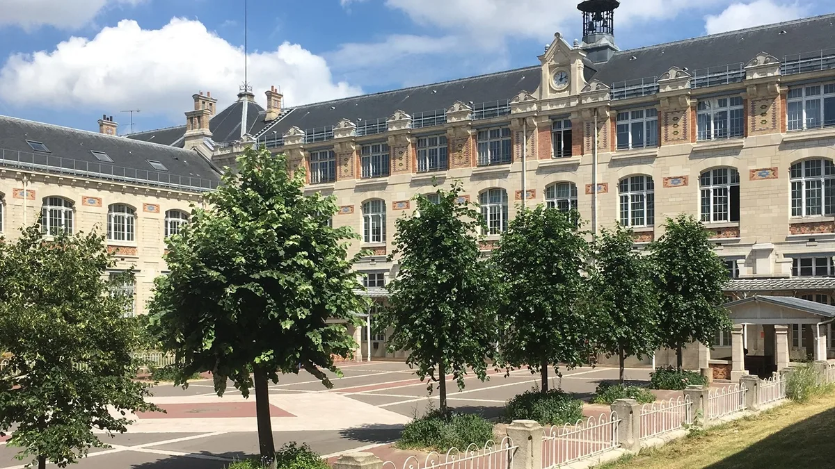 La cour d&rsquo;un lycée parisien, un jour calme