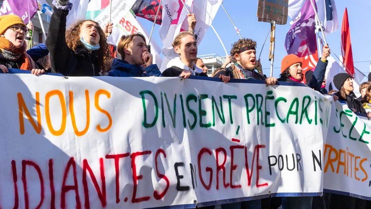 Des jeunes manifestants brandissent des pancartes lors d&rsquo;un cortège en France