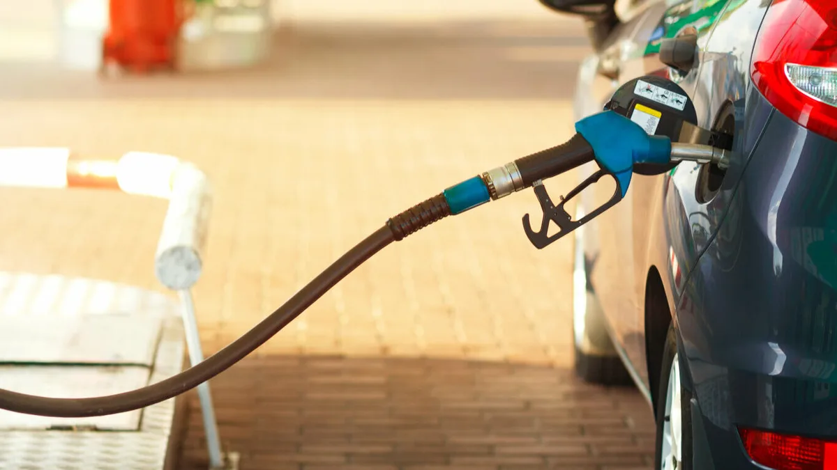Pistolet de distribution dans le réservoir d&rsquo;une voiture en station-service