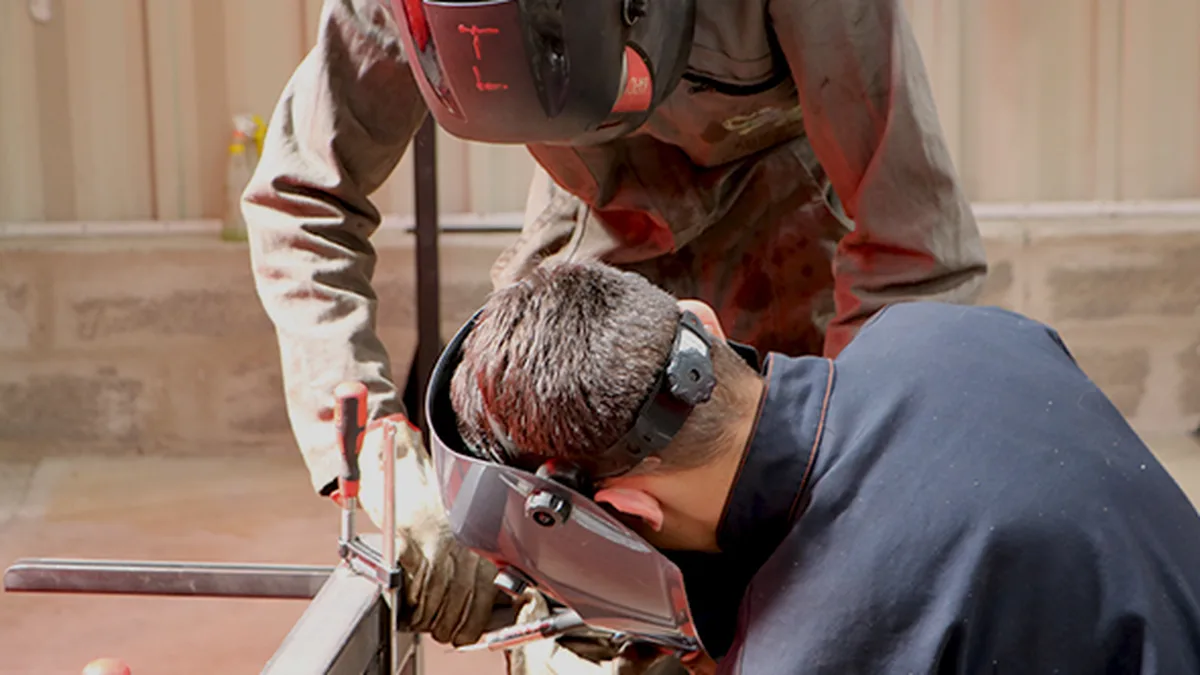 Des étudiants en atelier technique, le type de filière visée par l&rsquo;article 54 du budget 2027