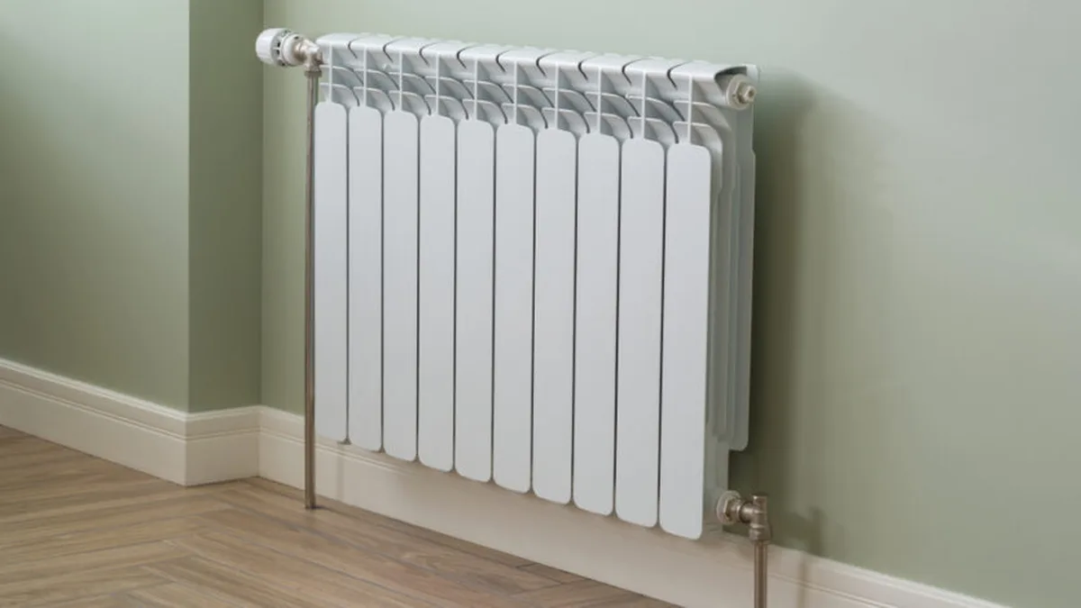 Un radiateur en fonte dans un salon chauffé