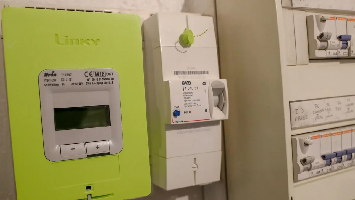 Un compteur électrique Linky et un tableau de disjoncteurs