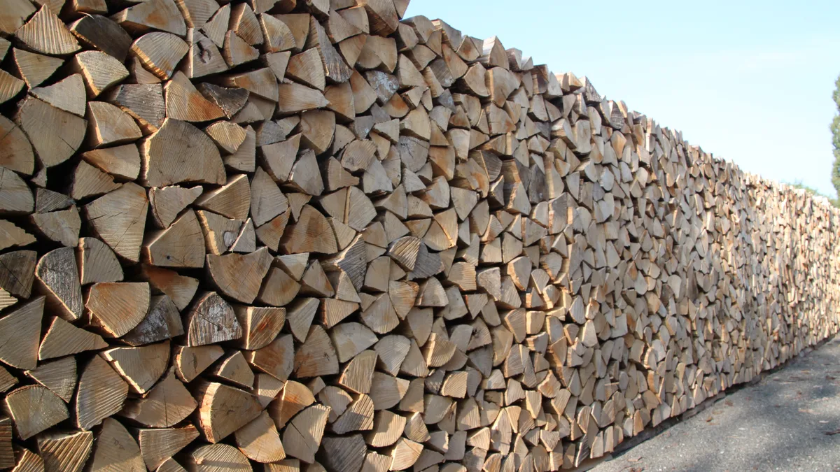 Des bûches de bois de chauffage soigneusement empilées