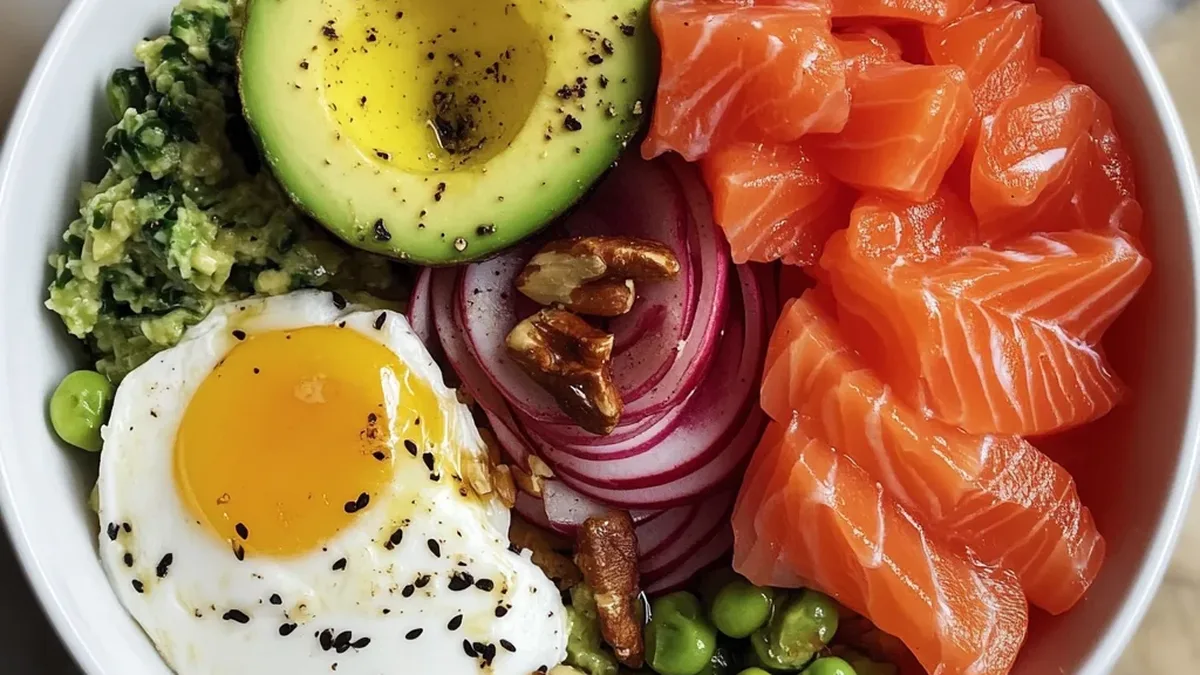 Un bol de saumon, œuf, avocat et noix, des aliments riches en protéines et en oméga-3