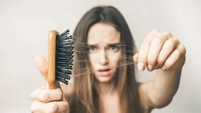 Chute de cheveux : pourquoi l'automne en fait tomber deux fois plus, et que faire