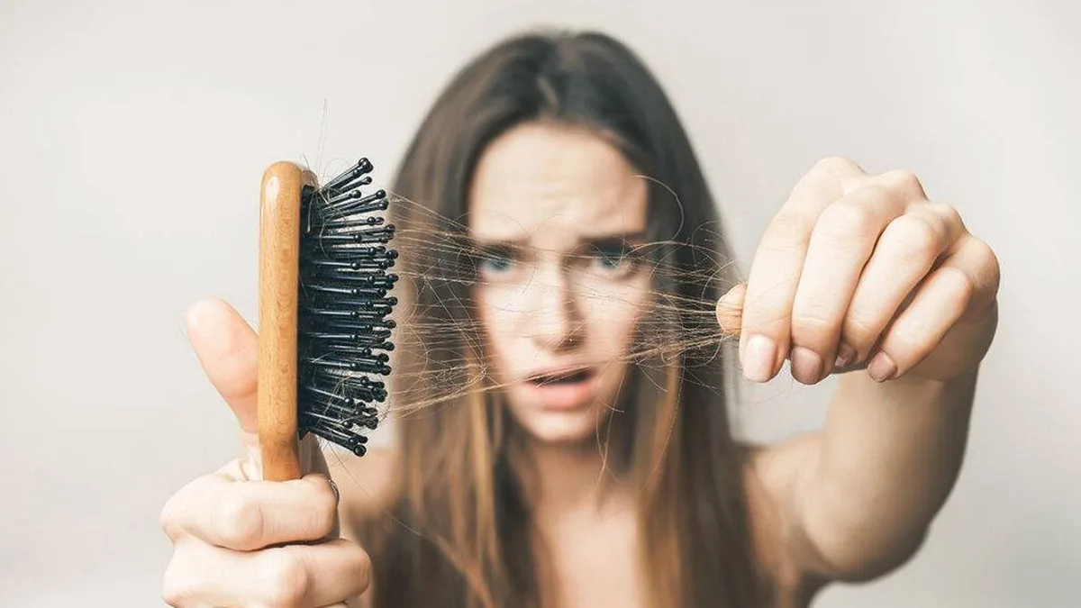 Chute de cheveux : pourquoi l'automne en fait tomber deux fois plus, et que faire