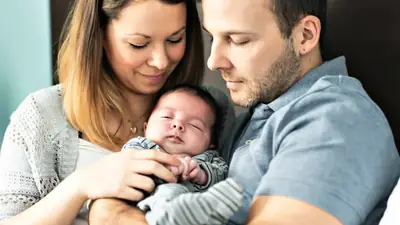 Congé de naissance : 2 mois payés 70 % puis 60 % pour rester avec bébé, et une date limite qui approche