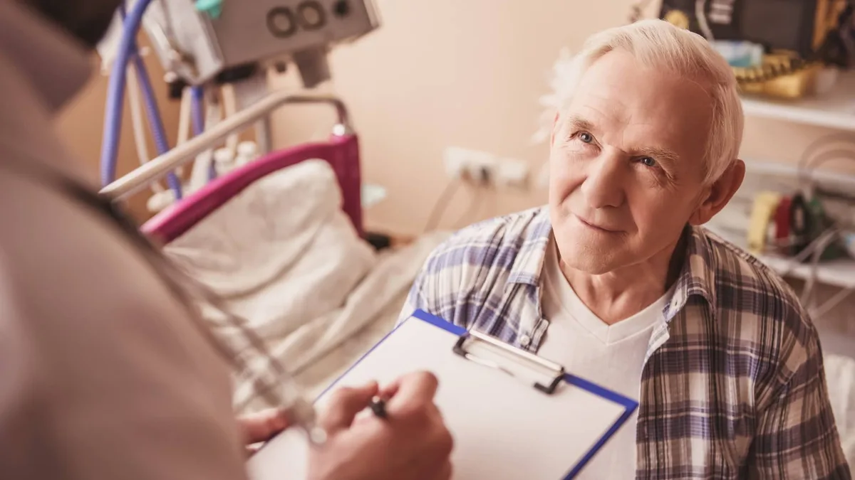 Un patient âgé échange avec son médecin lors d&rsquo;une consultation