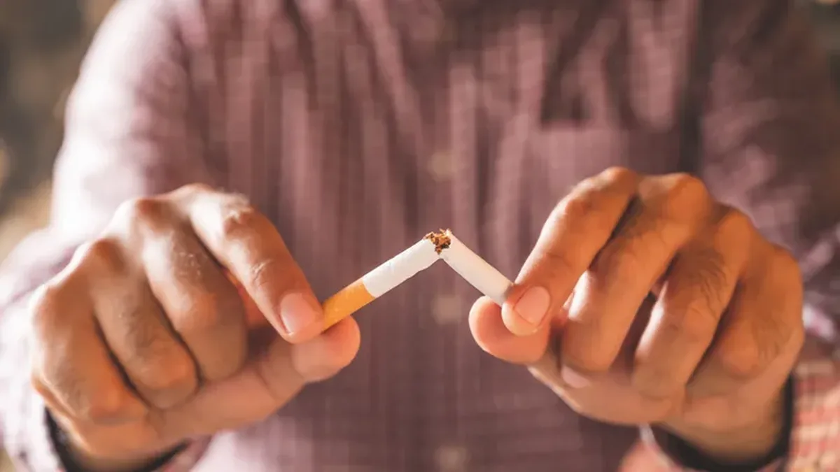 Deux mains cassent une cigarette en deux