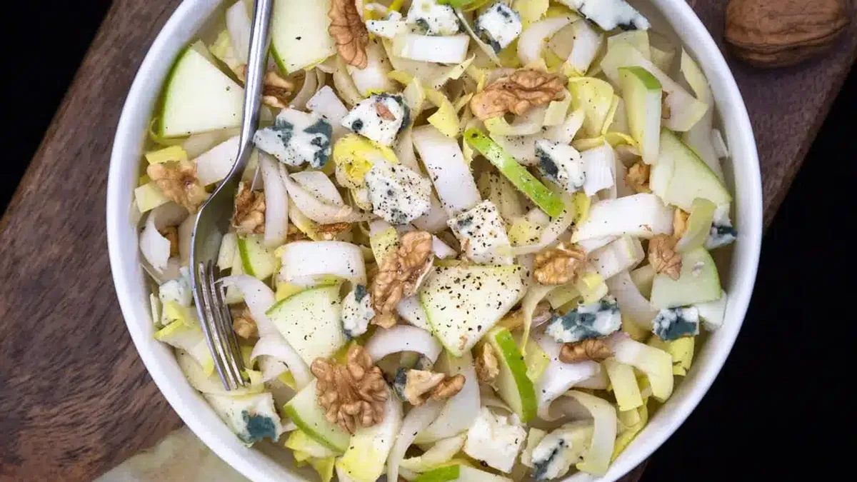 Salade d&rsquo;endives aux pommes, noix et fromage bleu