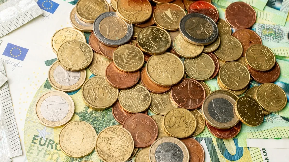 Des pièces et des billets en euros, l&rsquo;épargne des ménages suit les taux d&rsquo;intérêt