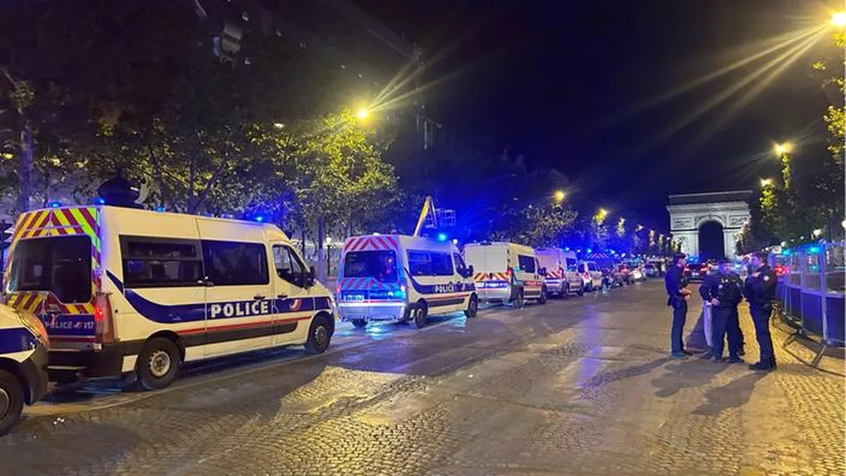 Des fourgons de police déployés à Paris lors d&rsquo;une nuit de tensions (photo d&rsquo;illustration, 2026)