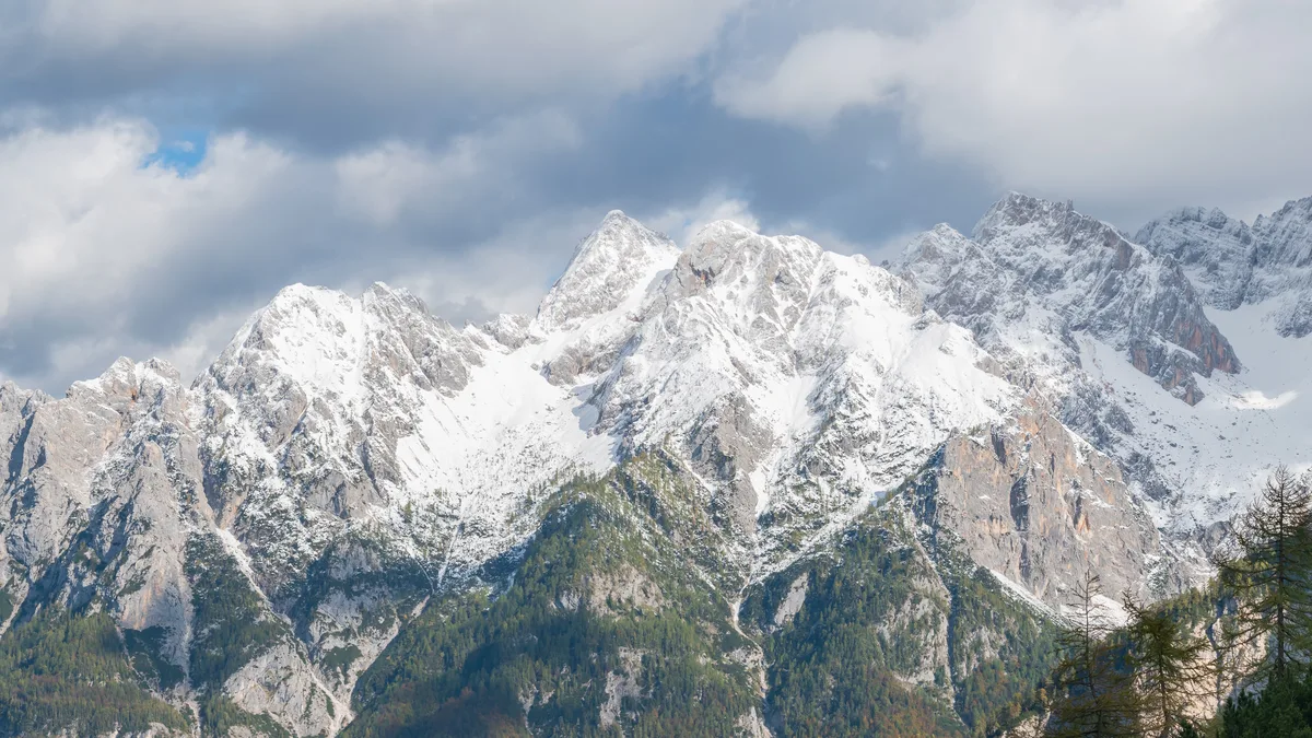 Montagne enneigée sous un ciel d&rsquo;automne