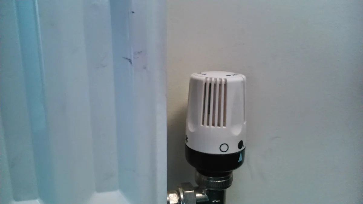 Radiateur avec robinet thermostatique dans un logement