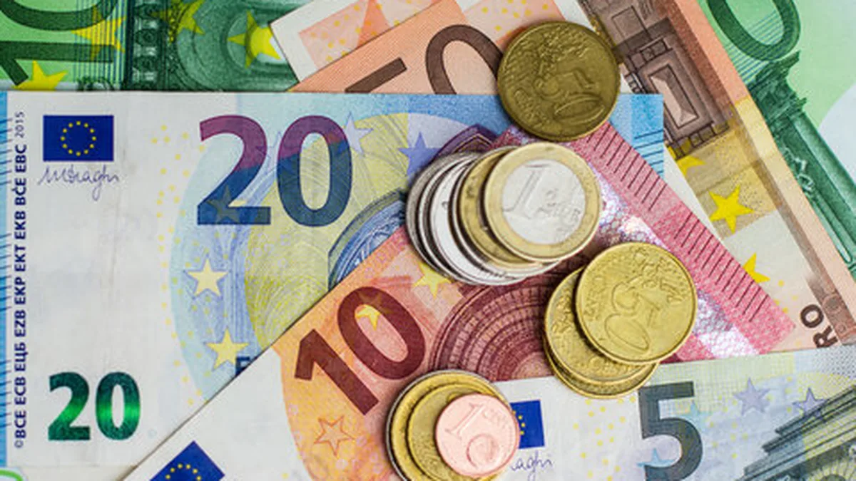 Des billets et des pièces en euros