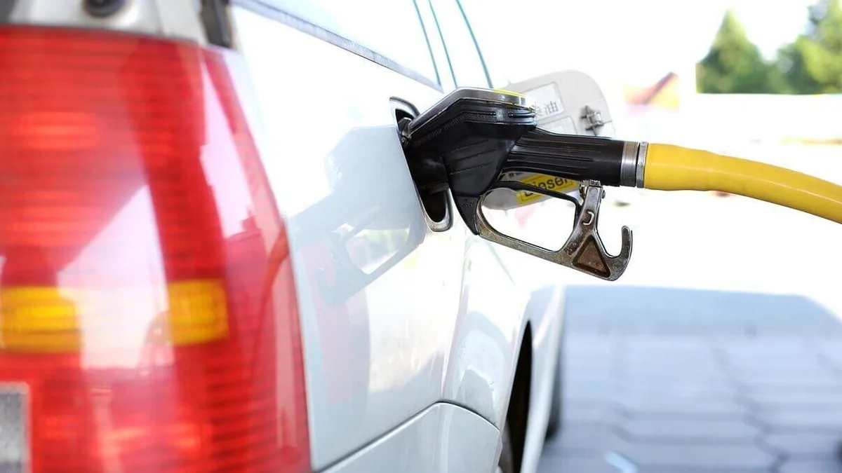 Une pompe de station-service avec les pistolets essence et gazole