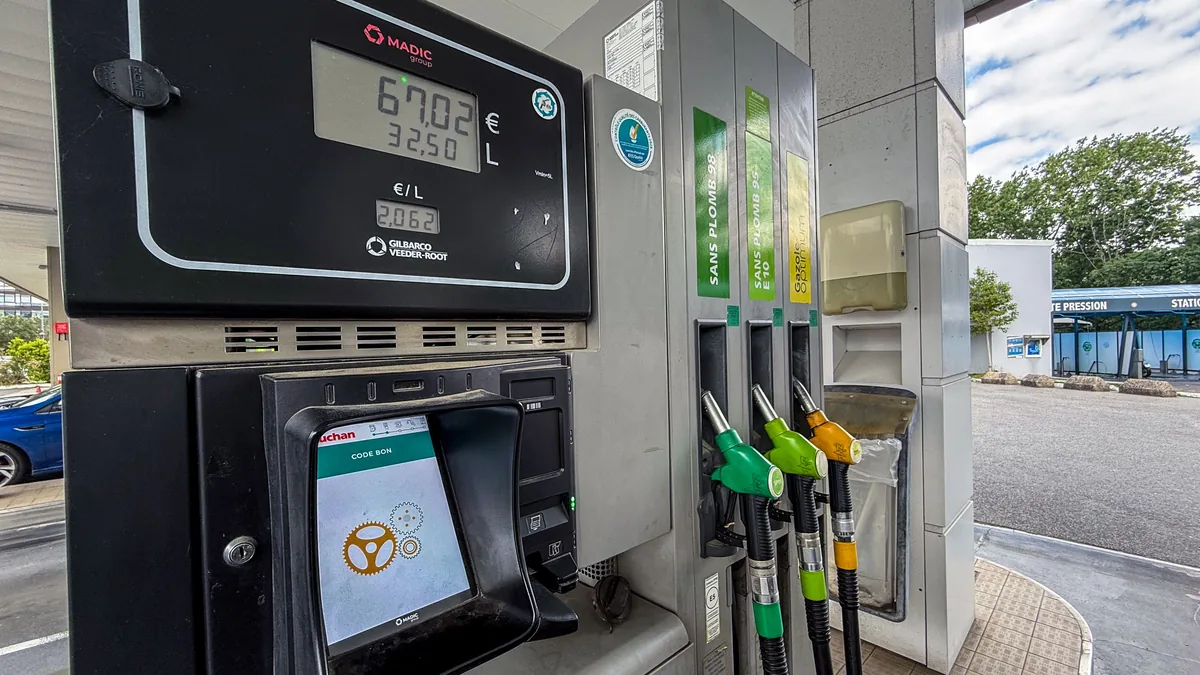 Pompe affichant un prix de 2,062 €/L, le compteur tourne vite