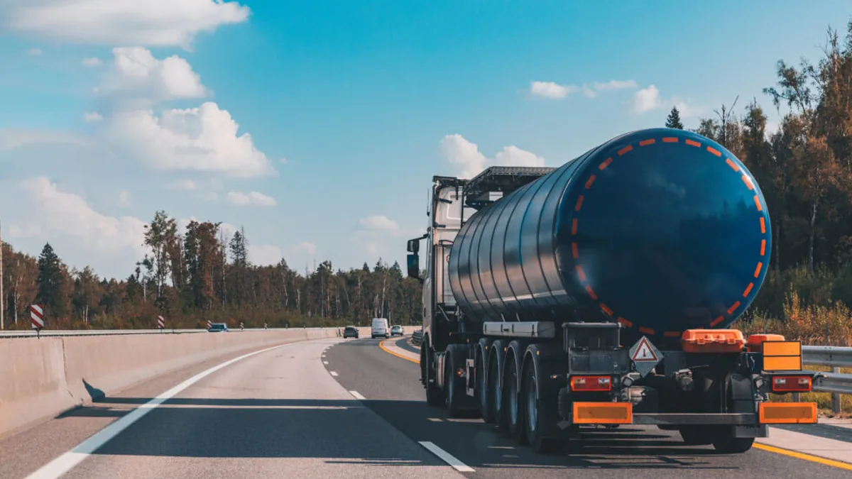 Camion-citerne sur l&rsquo;autoroute, le transport routier roule au diesel