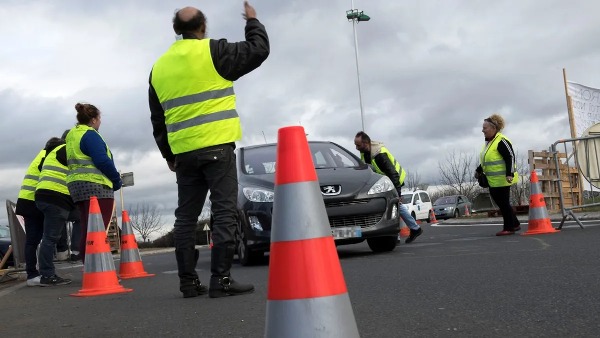 Des gilets jaunes bloquent un axe routier lors d&rsquo;une action