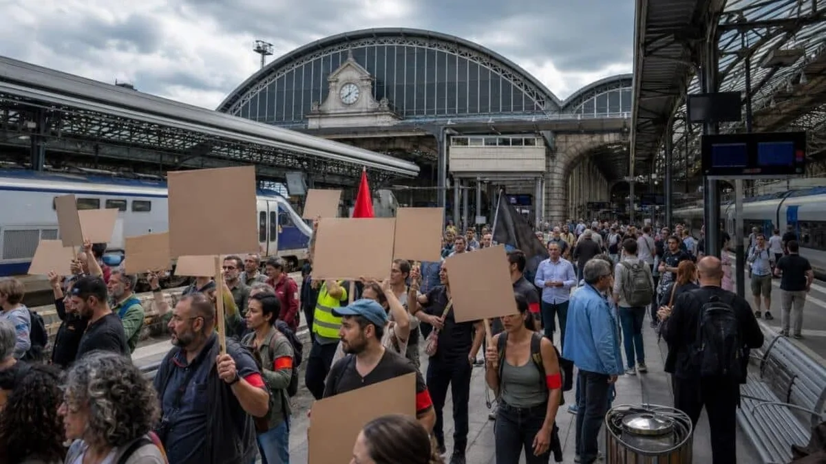 Des cheminots mobilisés avec des pancartes lors d&rsquo;un rassemblement devant une gare