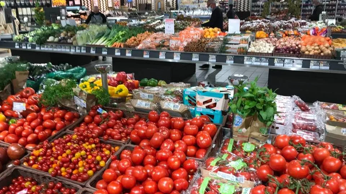 Un rayon alimentaire bien rempli d&rsquo;un supermarché français