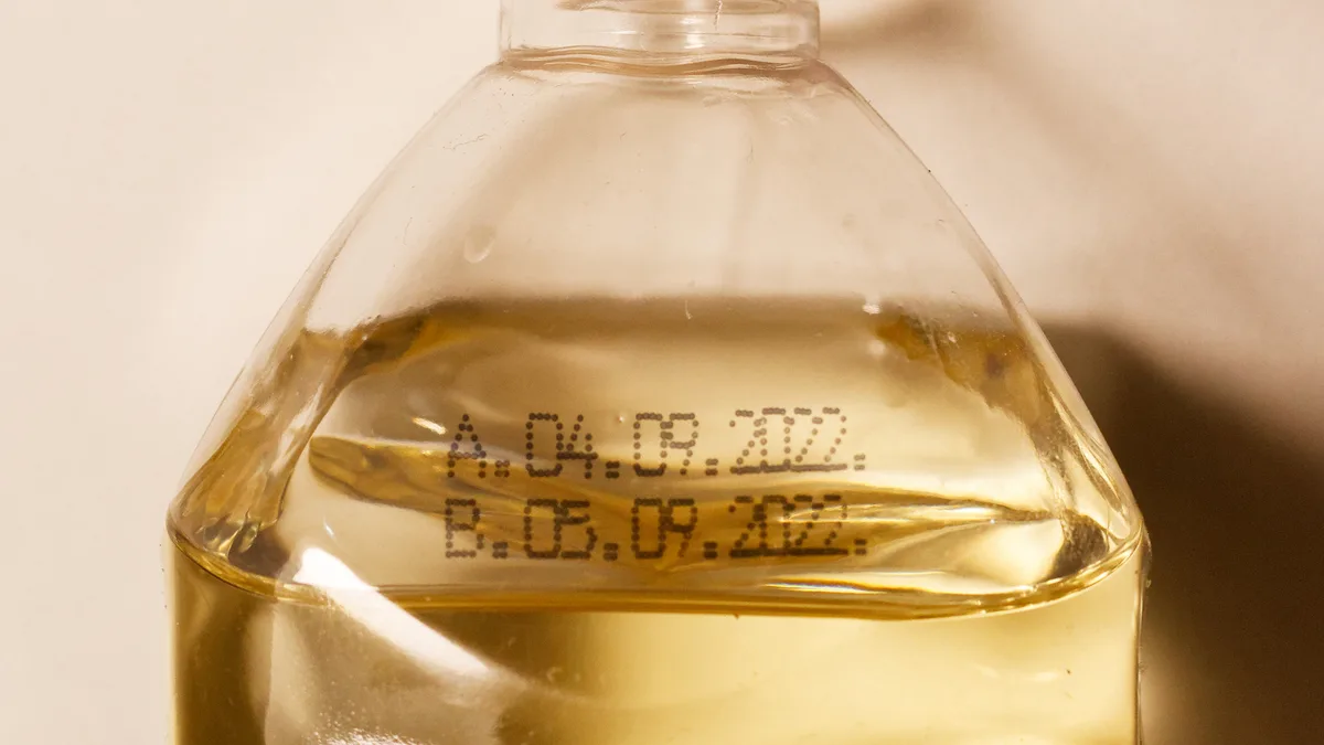 Bouteille d&rsquo;huile de tournesol : l&rsquo;hexane, utilisé pour extraire l&rsquo;huile des graines, n&rsquo;apparaît jamais sur l&rsquo;étiquette