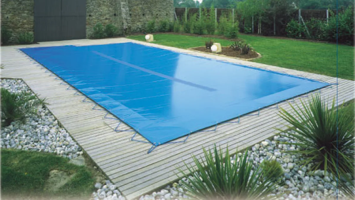 Une piscine couverte d&rsquo;une bâche d&rsquo;hivernage bleue