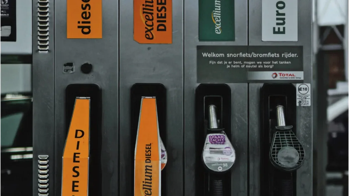Pompes à essence dans une station-service, prix des carburants en hausse