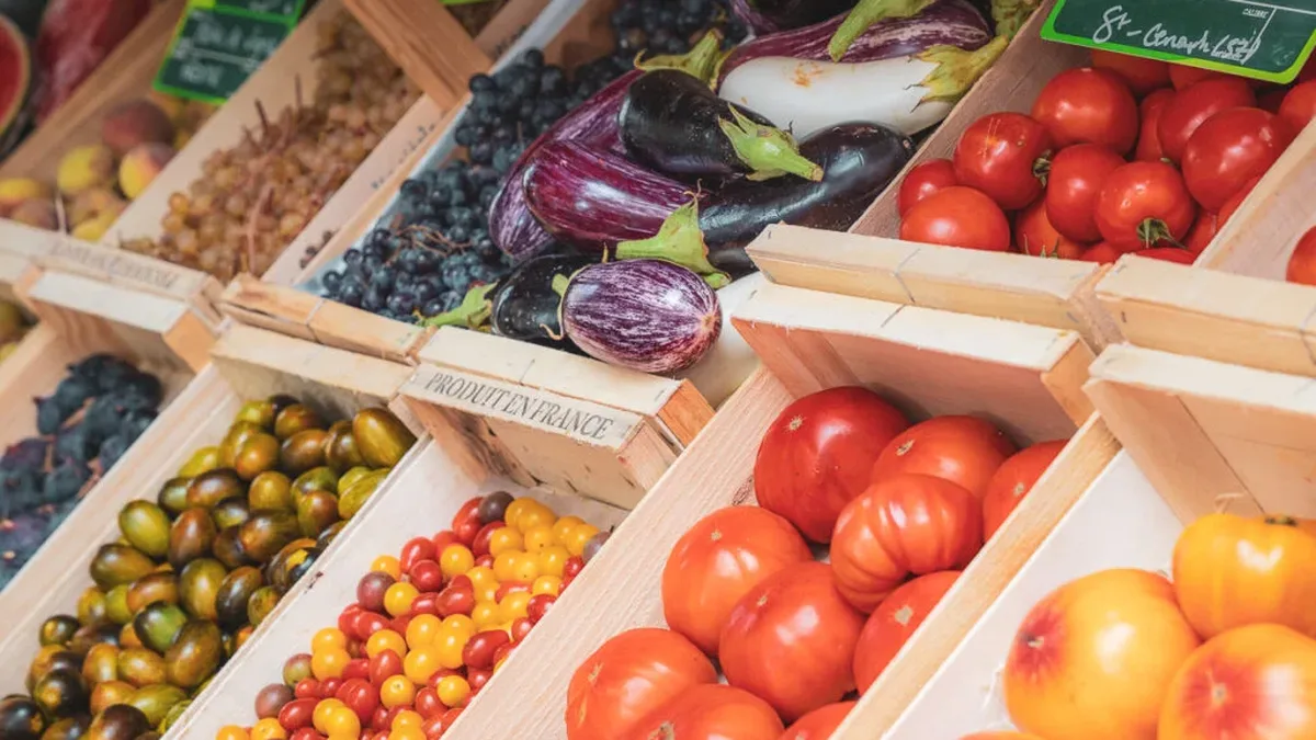 Étal de fruits et légumes sur un marché français