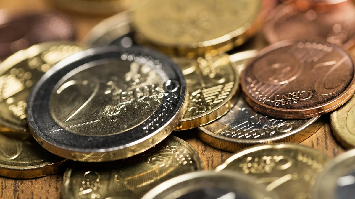 Des pièces de monnaie en euros empilées