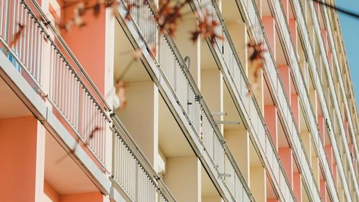 Façade d&rsquo;un immeuble parisien avec balcons en fer forgé