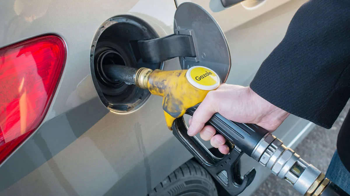 Un automobiliste fait le plein de gazole, dont le prix dépasse les 2,20 euros le litre