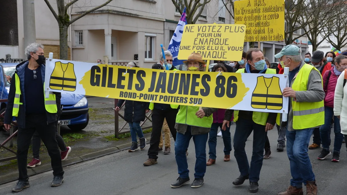 Des manifestants réunis pour une mobilisation récente, drapeaux et banderoles