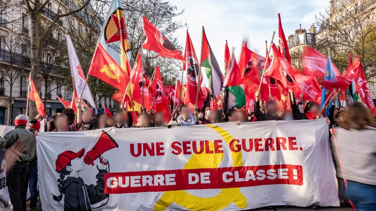 Une foule dense lors d&rsquo;une manifestation à Paris