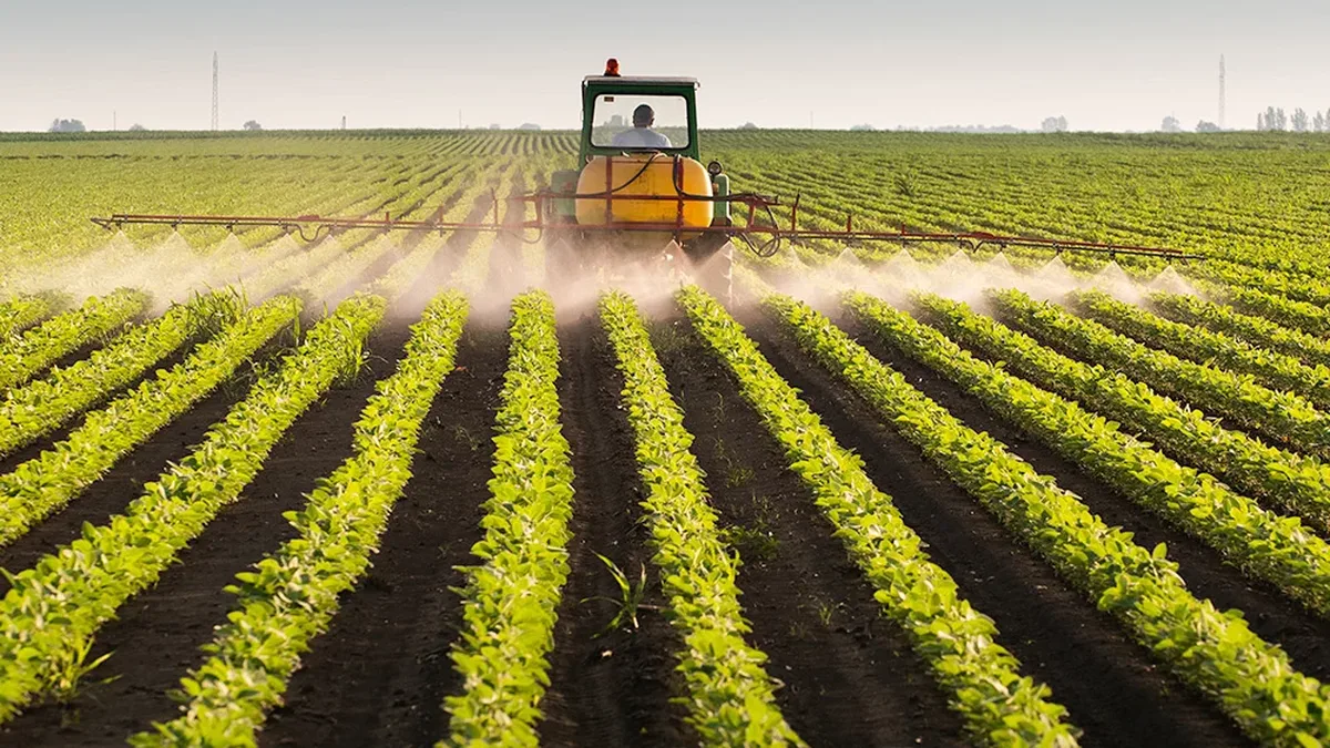 Un pulvérisateur en action dans un champ : la manifestation du 3 octobre dénonce les ravages de l&rsquo;agrochimie