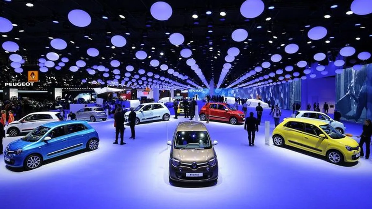 Le hall d&rsquo;un salon automobile parisien, stands Peugeot et voitures exposées