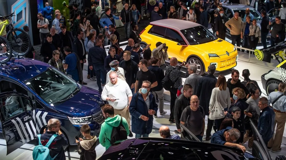 La foule autour du stand Renault lors d&rsquo;un précédent Mondial de Paris